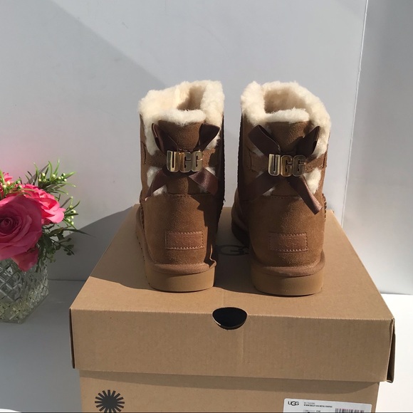 UGG Mini Bailey UGG Metal Graphic - Picture 9 of 9